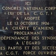 Amiens, rue Rigollot, plaque commémorative de l'adoption de la charte d'Amiens, le 13 octobre 1906.jpg