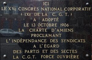 Amiens, rue Rigollot, plaque commémorative de l'adoption de la charte d'Amiens, le 13 octobre 1906.jpg